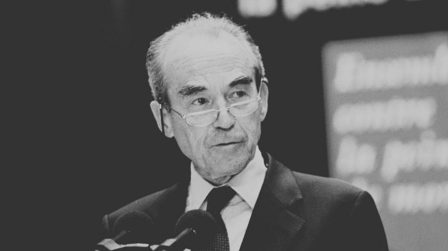 Robert Badinter, en costume et lunettes, prononce un discours en faveur de l’abolition de la peine de mort.