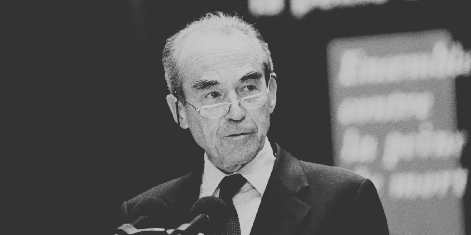Robert Badinter, en costume et lunettes, prononce un discours en faveur de l’abolition de la peine de mort.